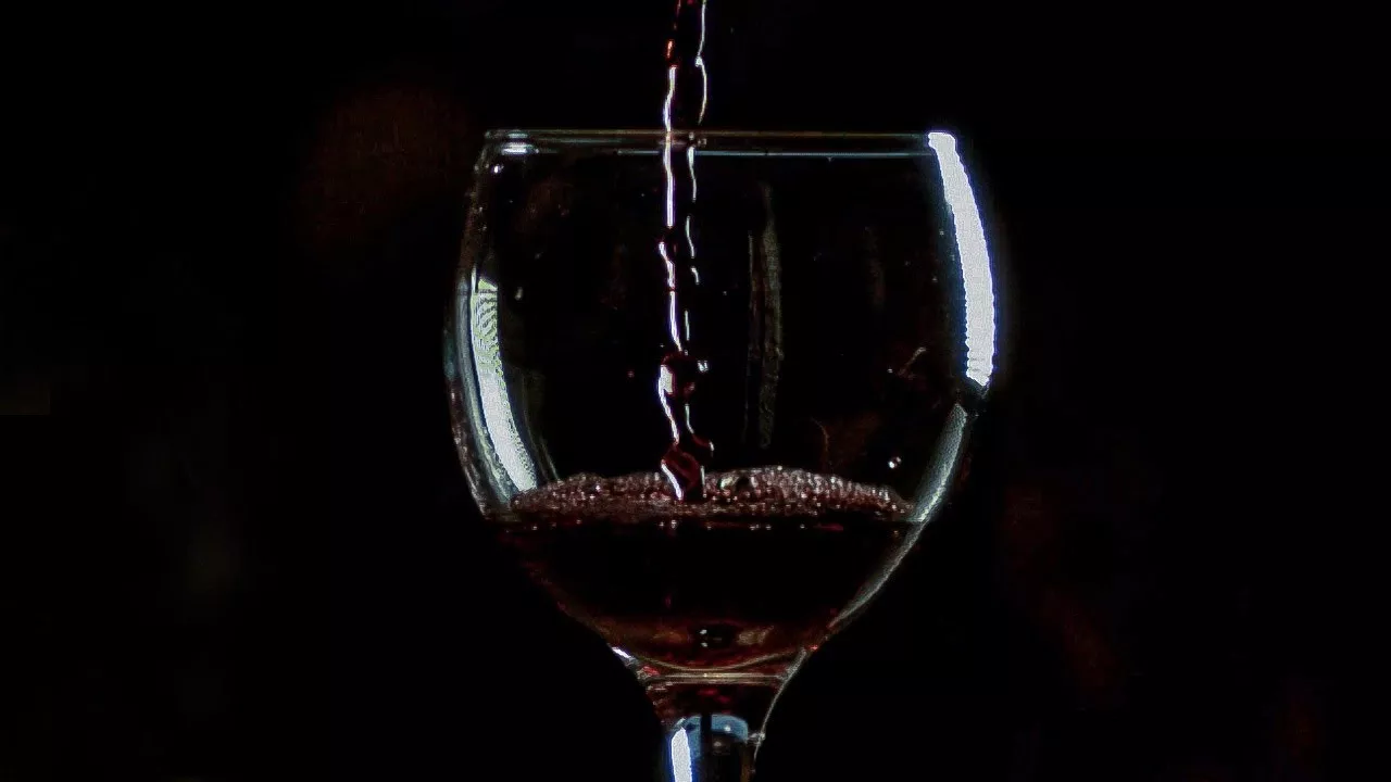 Știința din spatele vinului roșu: beneficiile sale surprinzătoare pentru sănătate și riscurile potențiale